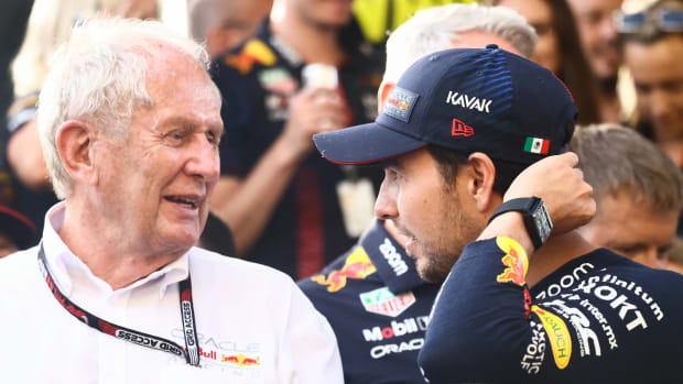 Helmut Marko habla con Checo Pérez